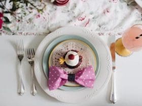 Pliage de serviette en forme de nœud papillon