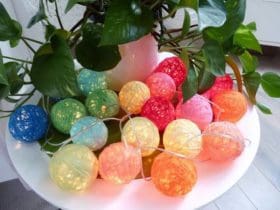 Guirlande lumineuse en boules de laine