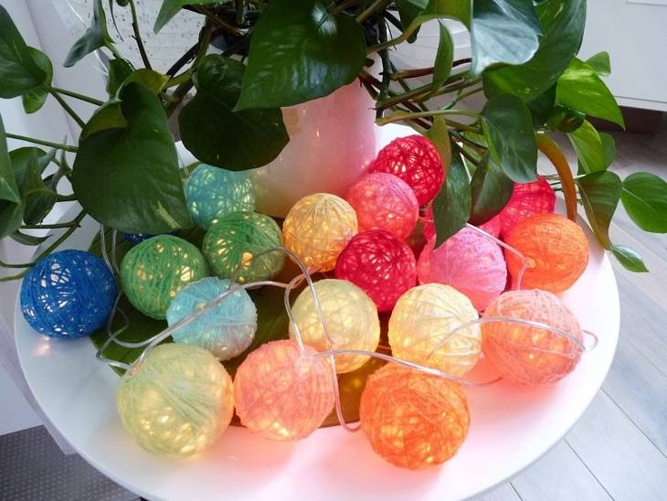 Guirlande lumineuse en boules de laine