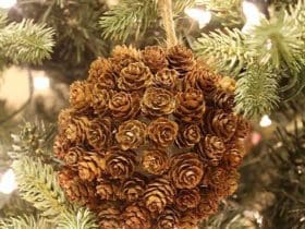 Ornement de sapin de Noël en pommes de pin