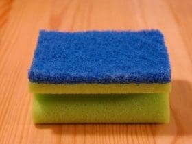 Nettoyer et désinfecter une éponge en un seul geste