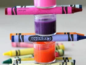 Brillant à lèvres avec des crayons de cire