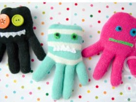Petits monstres en peluche avec des gants