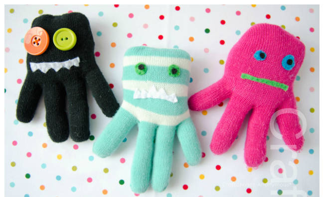 Petits monstres en peluche avec des gants