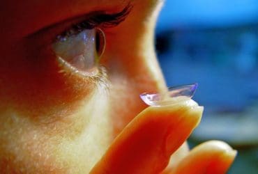 Nettoyer des lentilles de contact sans produit d'entretien