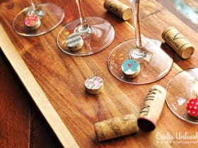 Marque verres à pied avec des bouchons de liège