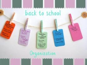 Pense-bête mural avec des pinces à linge