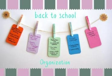 Pense-bête mural avec des pinces à linge