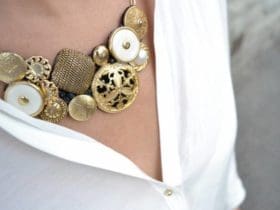 Collier avec des boutons vintage