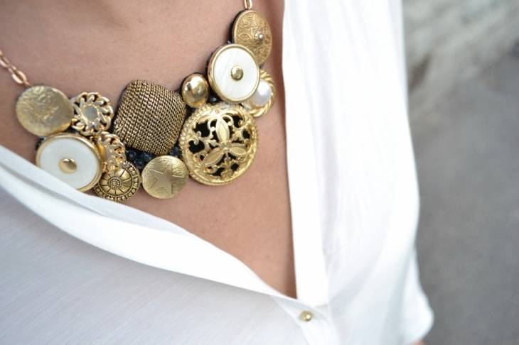 Collier avec des boutons vintage