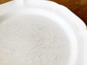 Enlever les égratignures des assiettes en porcelaine