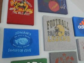 Transformer des t-shirts en tableaux décoratifs