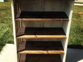 Meuble bibliothèque avec des volets de récup