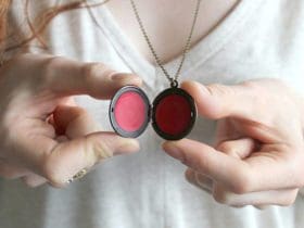 Baume à lèvres dans un médaillon