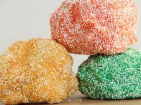 Pâte à modeler légère avec des crayons de cire et des billes polystyrène