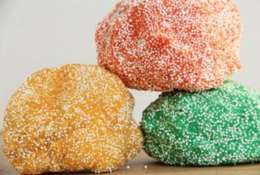 Pâte à modeler légère avec des crayons de cire et des billes polystyrène