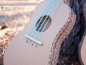 Guitare en carton