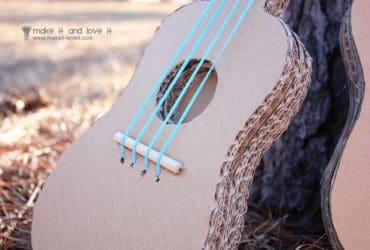 Guitare en carton