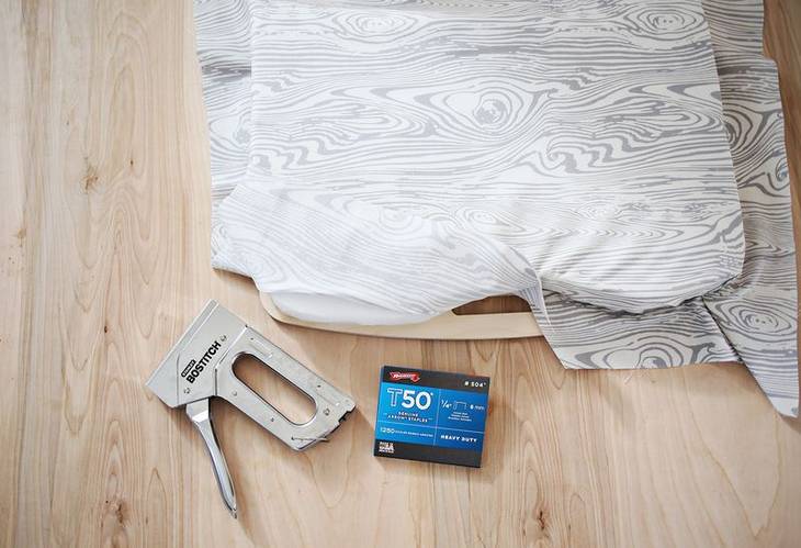 agrafer le tissu pour faire la housse sur la mousse de la table de genoux pour ordinateur portable