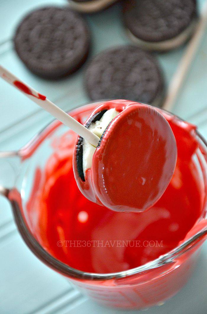 biscuit Oreo trempé dans un glaçage rouge