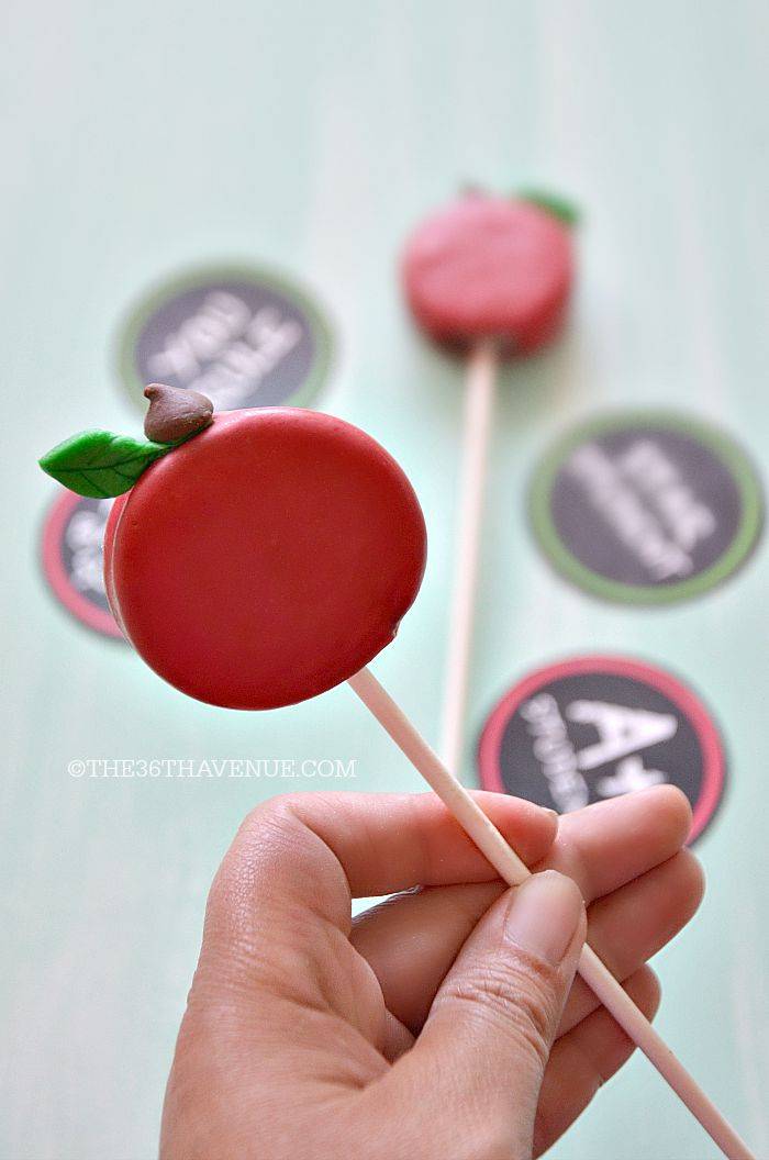 cakepops en forme de pomme faits avec des biscuits Oreo