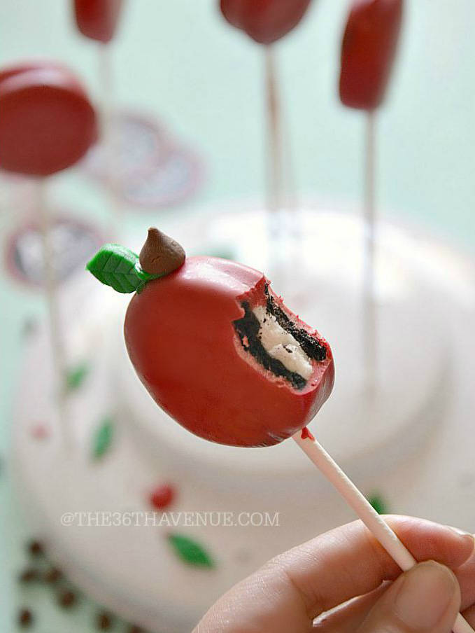 cakepop en forme de pomme mordu avec des biscuits Oreo