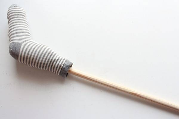 chaussette rembourrée et bâton pour fabriquer un cheval à chevaucher