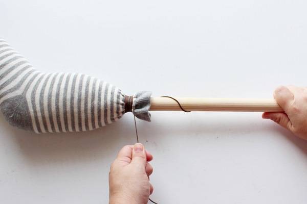 attacher la chaussette rembourrée au bâton pour fabriquer un cheval à chevaucher
