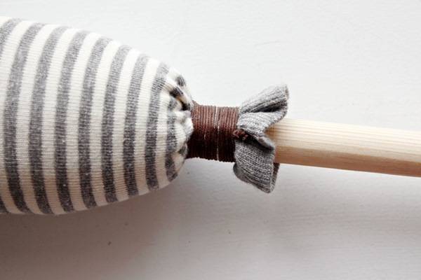 chaussette rembourrée attachée à un bâton pour fabriquer un cheval à chevaucher