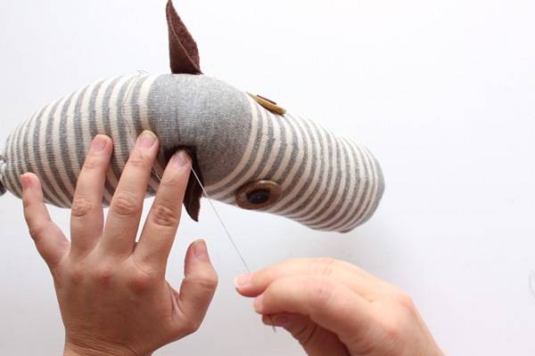 coudre les oreilles sur la tête de cheval à chevaucher DIY