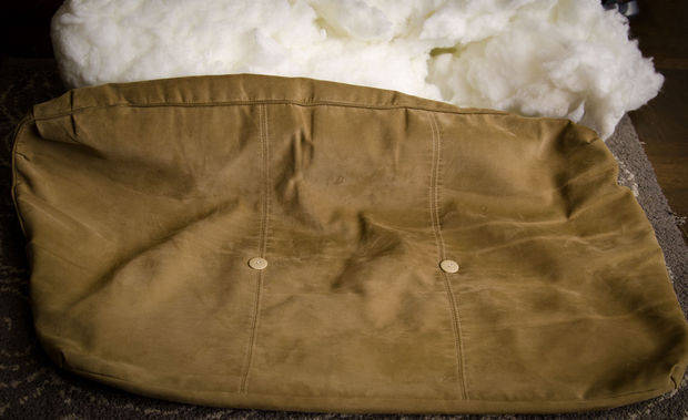 coudre de gros boutons dans la housse de dossier du canapé pour lui donner un coup de jeune