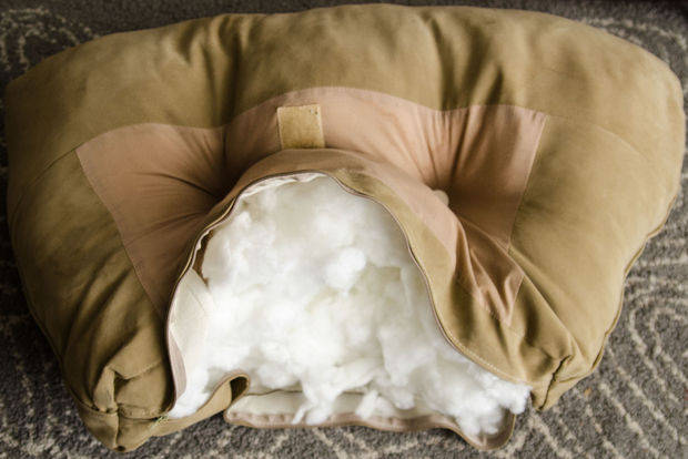 remettre le rembourrage du coussin de dossier du canapé