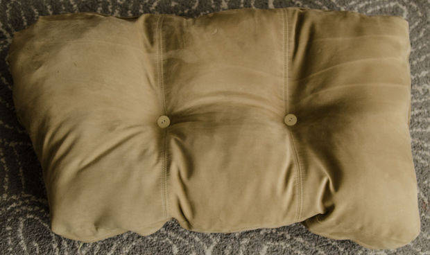 coussin de dossier de canapé relooké avec des boutons