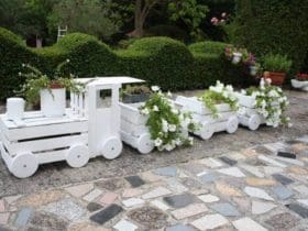 Jardinière en forme de train à partir de caisses de fruits