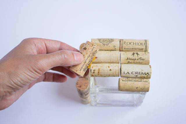 collage des bouchons de liège sur un vase carré