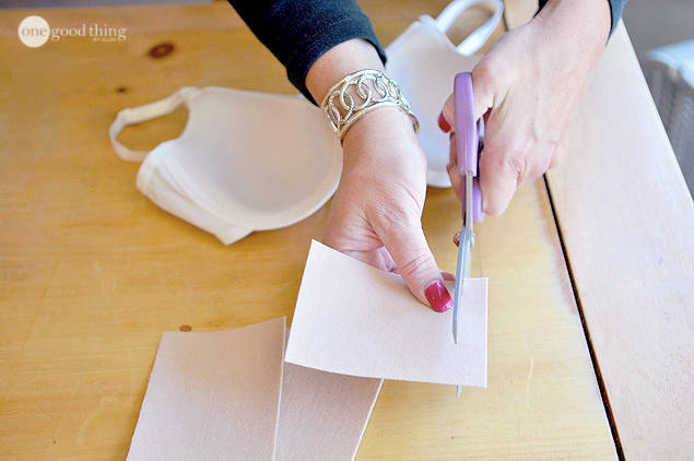 couper la toile adhésive pour réparer le soutien-gorge