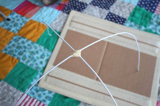 arceaux de tente pour chat DIY avec des cintres en fil de fer