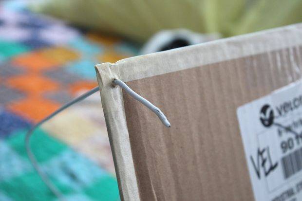 introduire le fil de fer dans le trou dans le carton