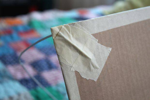 Sécuriser le fil de fer sur le carton avec un ruban adhésif