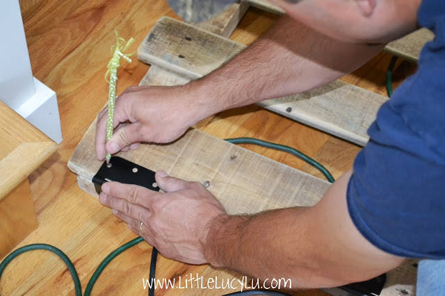 marquer l'emplacement des vis pour les charnières