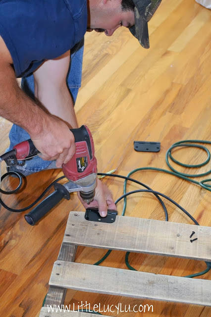 visser les charnières sur la barrière en palette