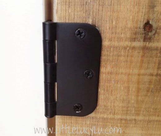 gros plan sur les charnières de la barrière de sécurité en palette