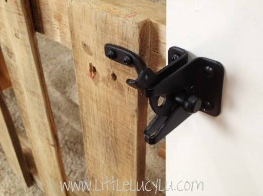 gros plan sur le loquet de la barrière de sécurité en palette