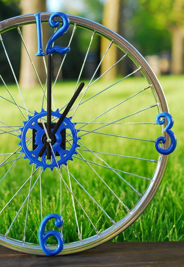 horloge murale DIY fabriquée à partir d'une jante de roue de bicyclette