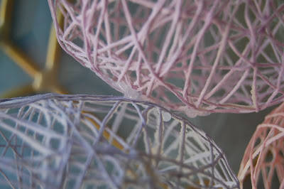 gros plan sur les œufs décoratifs en fils