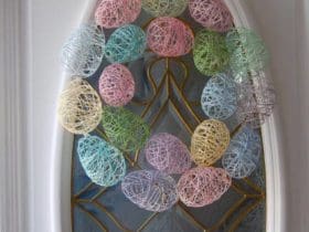 Couronne de Pâques avec des œufs en fil