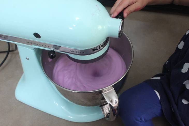 fouetter le mélange violet au batteur électrique pour obtenir une mousse