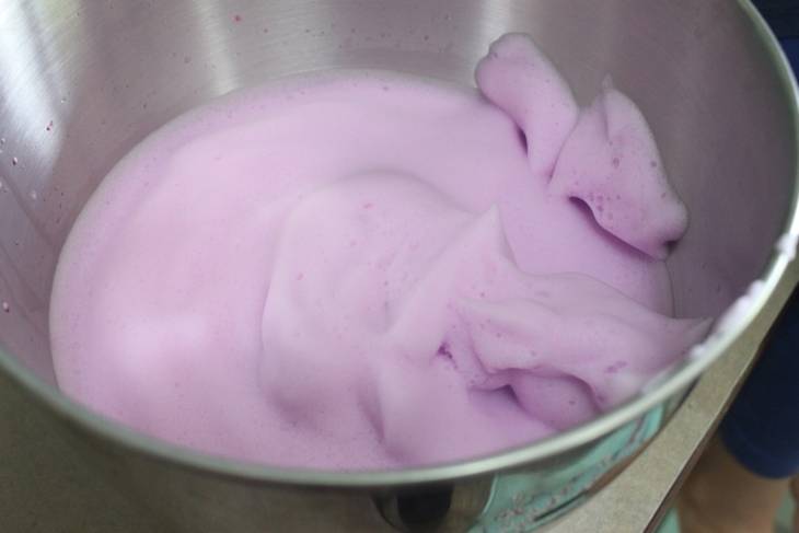 mousse colorée dans un bol