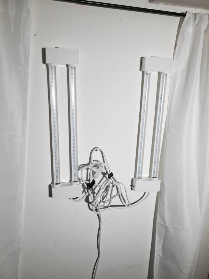 néons LED sur un panneau en plexiglas