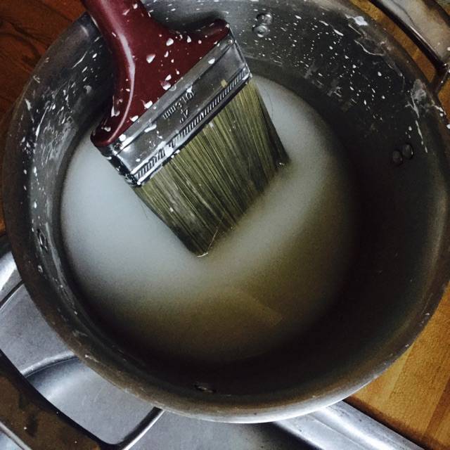 colle faite maison et pinceau